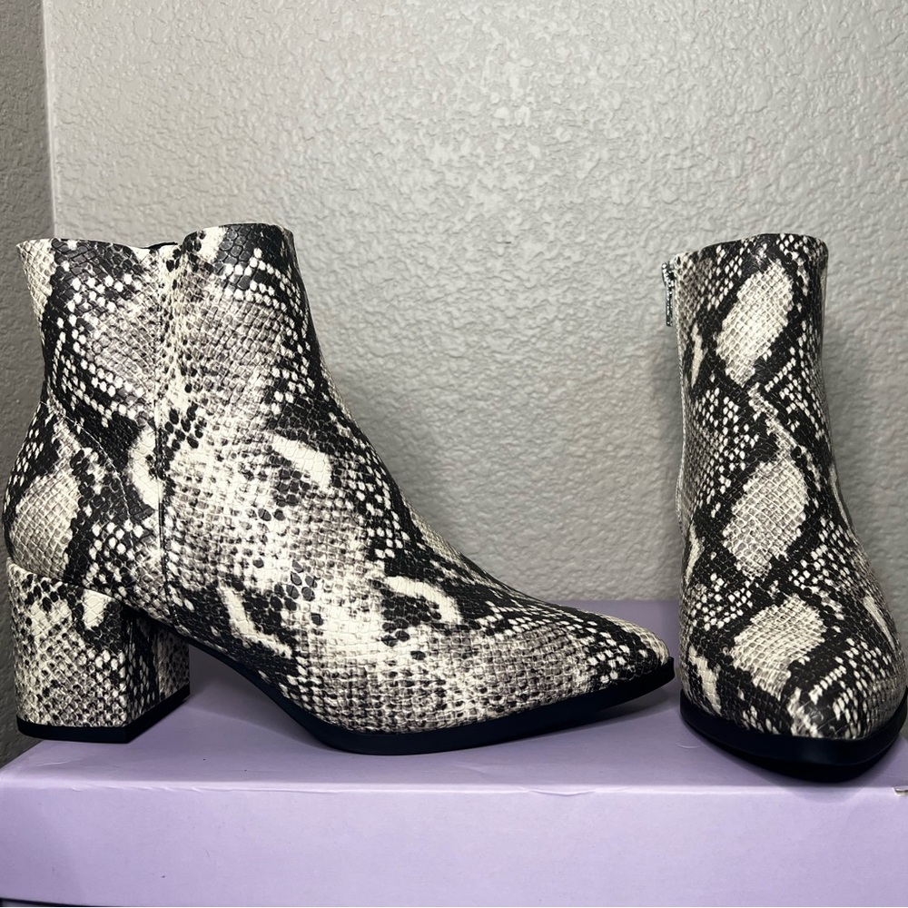 Black and white snake print, Madden girl, heeled boot, pointy toe, size 6